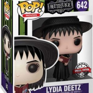 Lydia Deetz tenant un livre