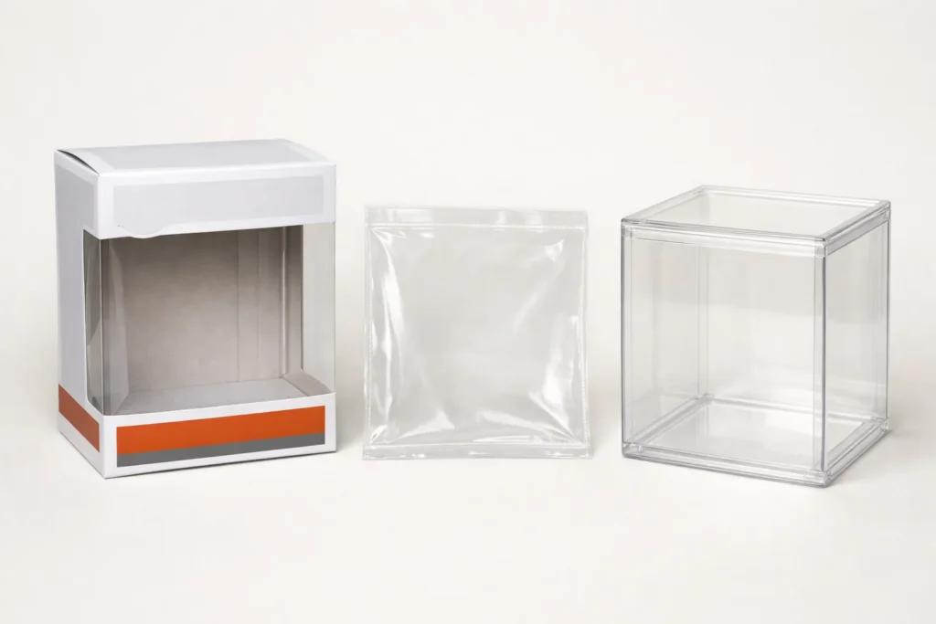 Une boîte de figurine de collection se tient entre une pochette transparente souple et un boîtier rigide.