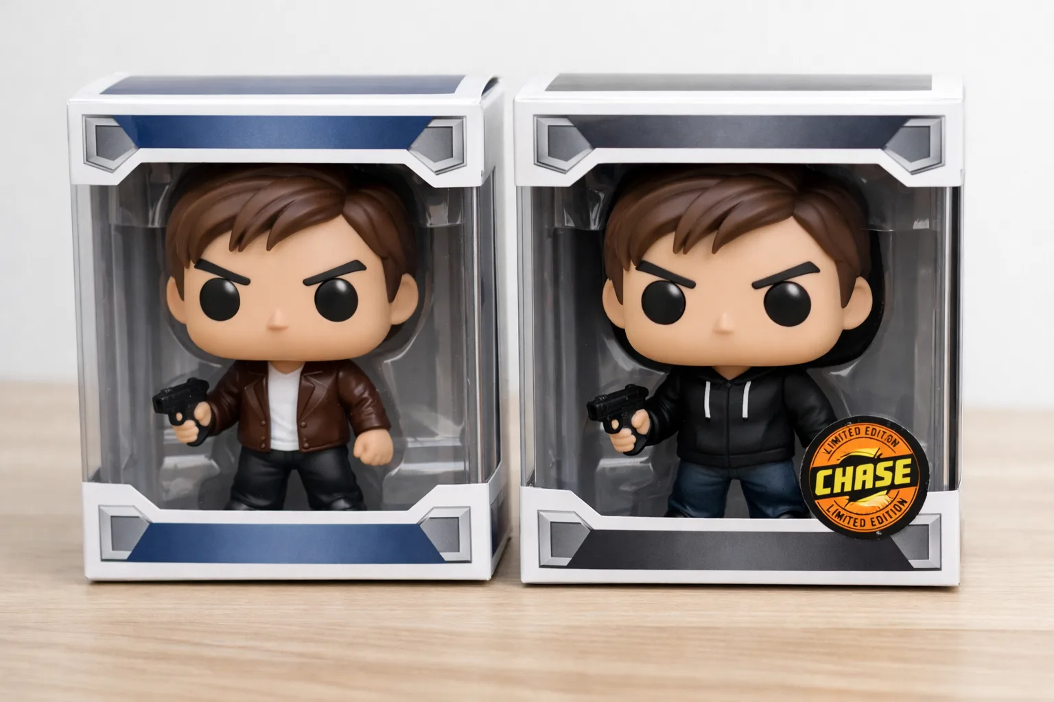 Deux boîtes de figurines similaires montrent une différence de tenue et un sticker Chase sur l’une d’elles.