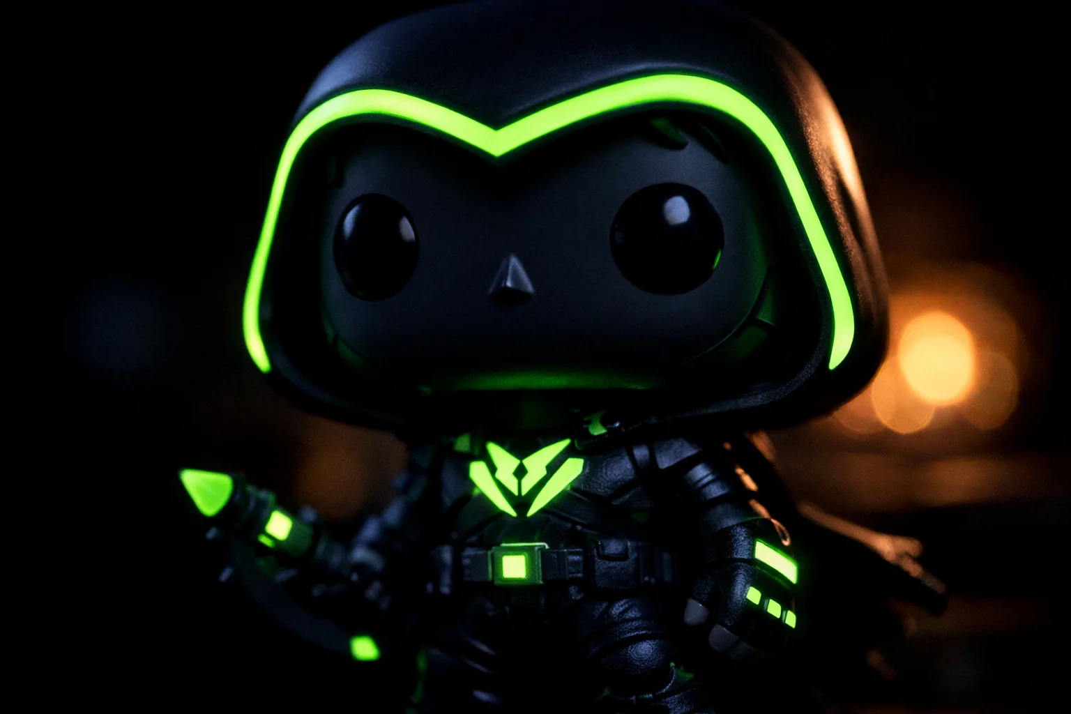 Détails verts lumineux sur le visage et l’accessoire d’une figurine dans l’obscurité.