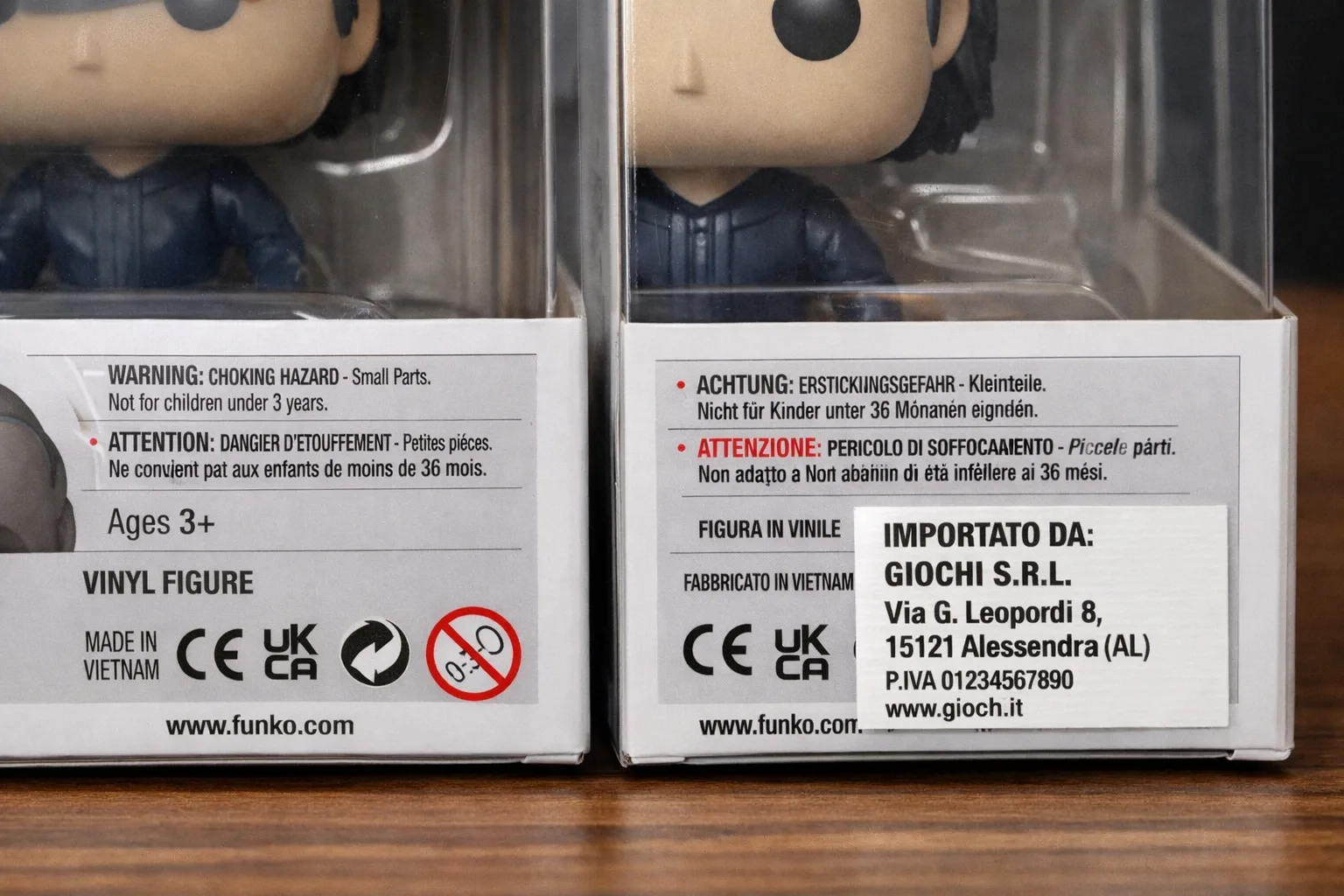 Détail de deux boîtes Funko Pop présentant des textes et des étiquettes différents.