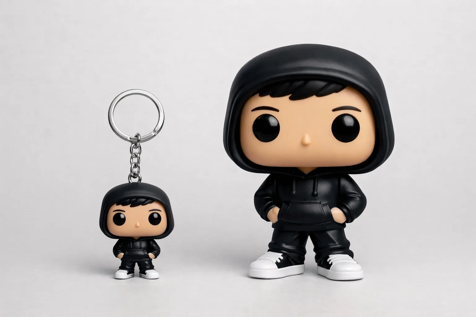 Un porte-clés miniature et une figurine de collection plus grande sont présentés côte à côte.