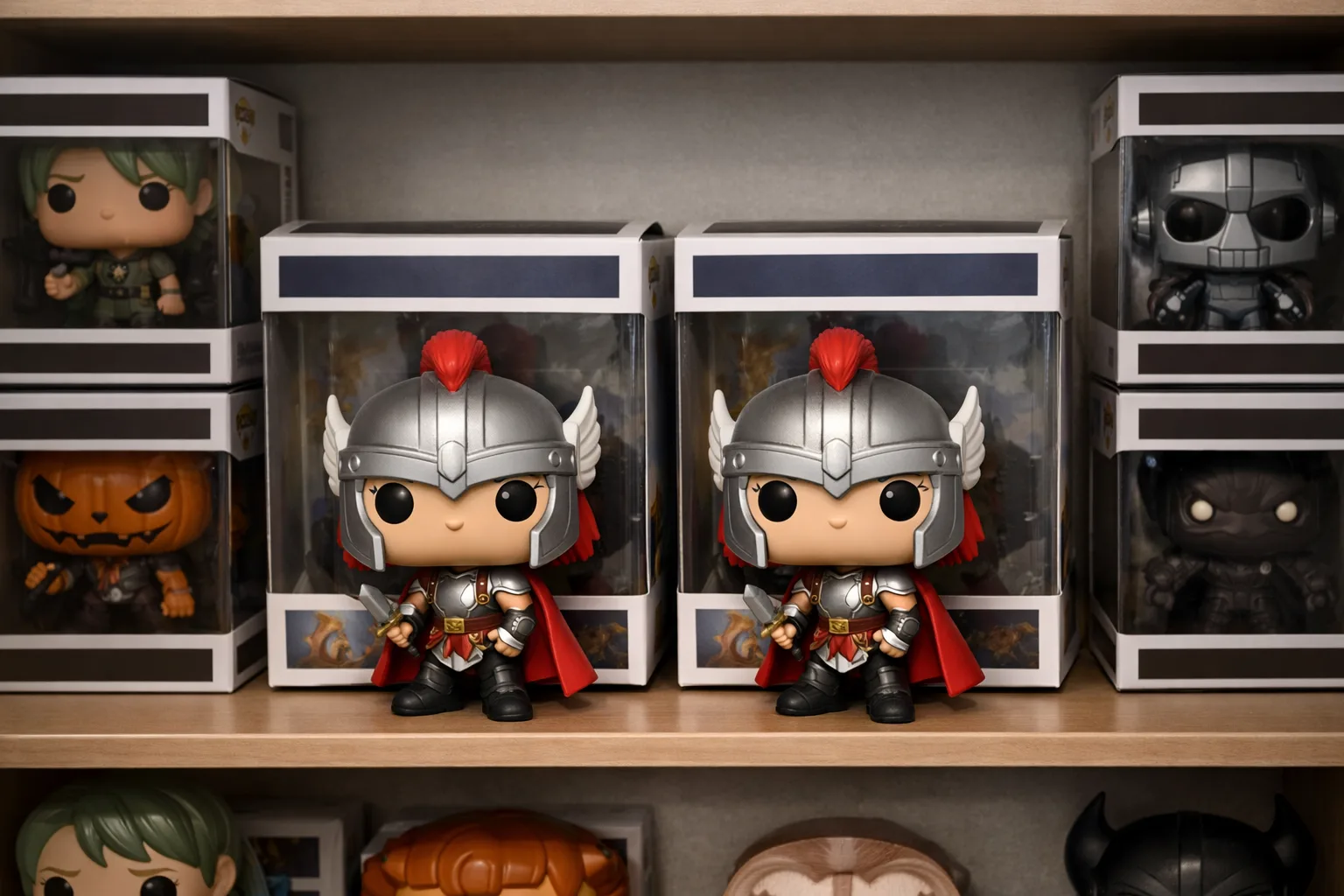 Deux Funko Pop du même personnage sont classées côte à côte parmi d’autres figurines en boîte sur une étagère.